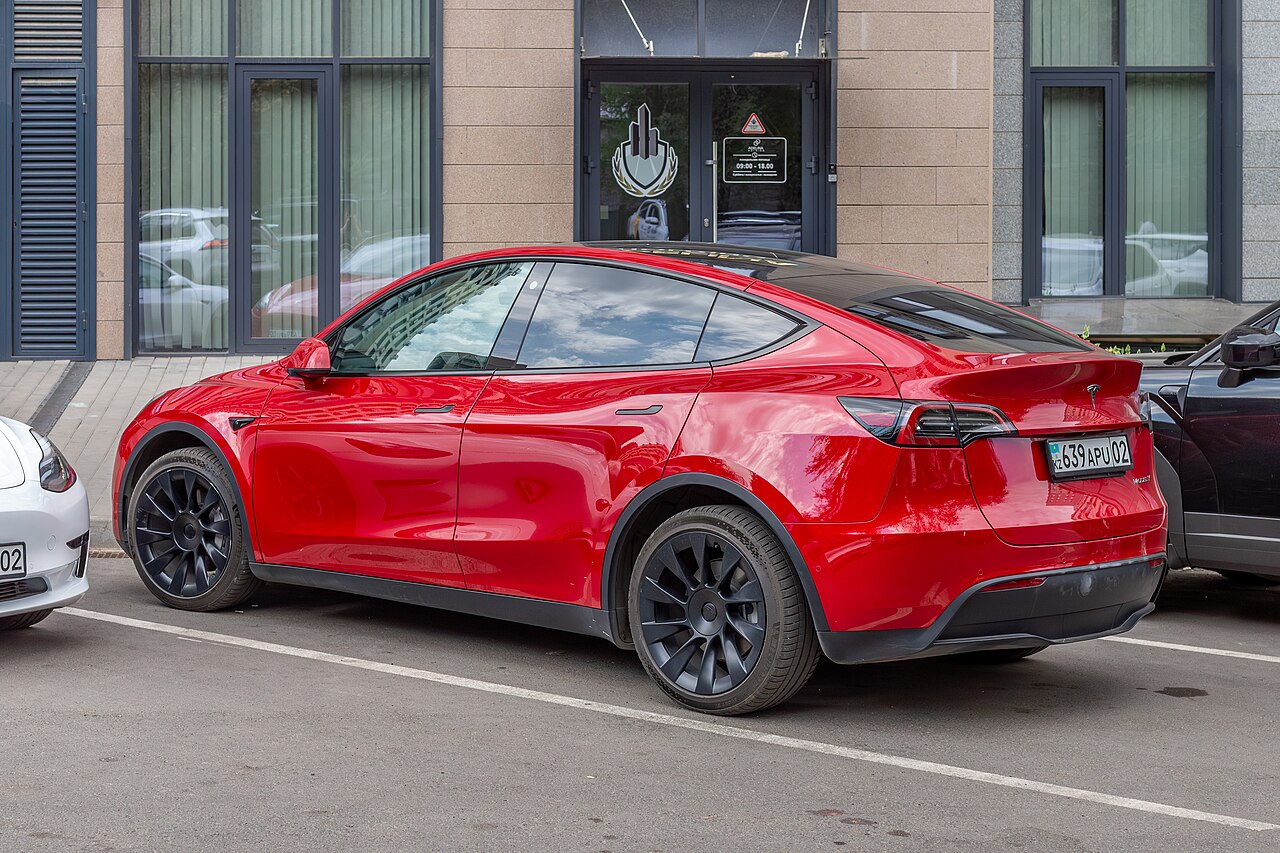 Tesla Model Y 4